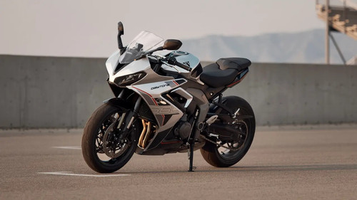 Triumph Daytona 660.jpg