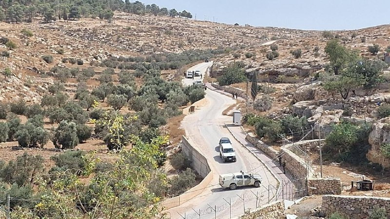مستوطنون بحماية قوات الاحتلال يهاجمون قرية التوانة بمسافر يطا جنوب الخليل، ويحتجزون مواطنا ويعتدون عليه...