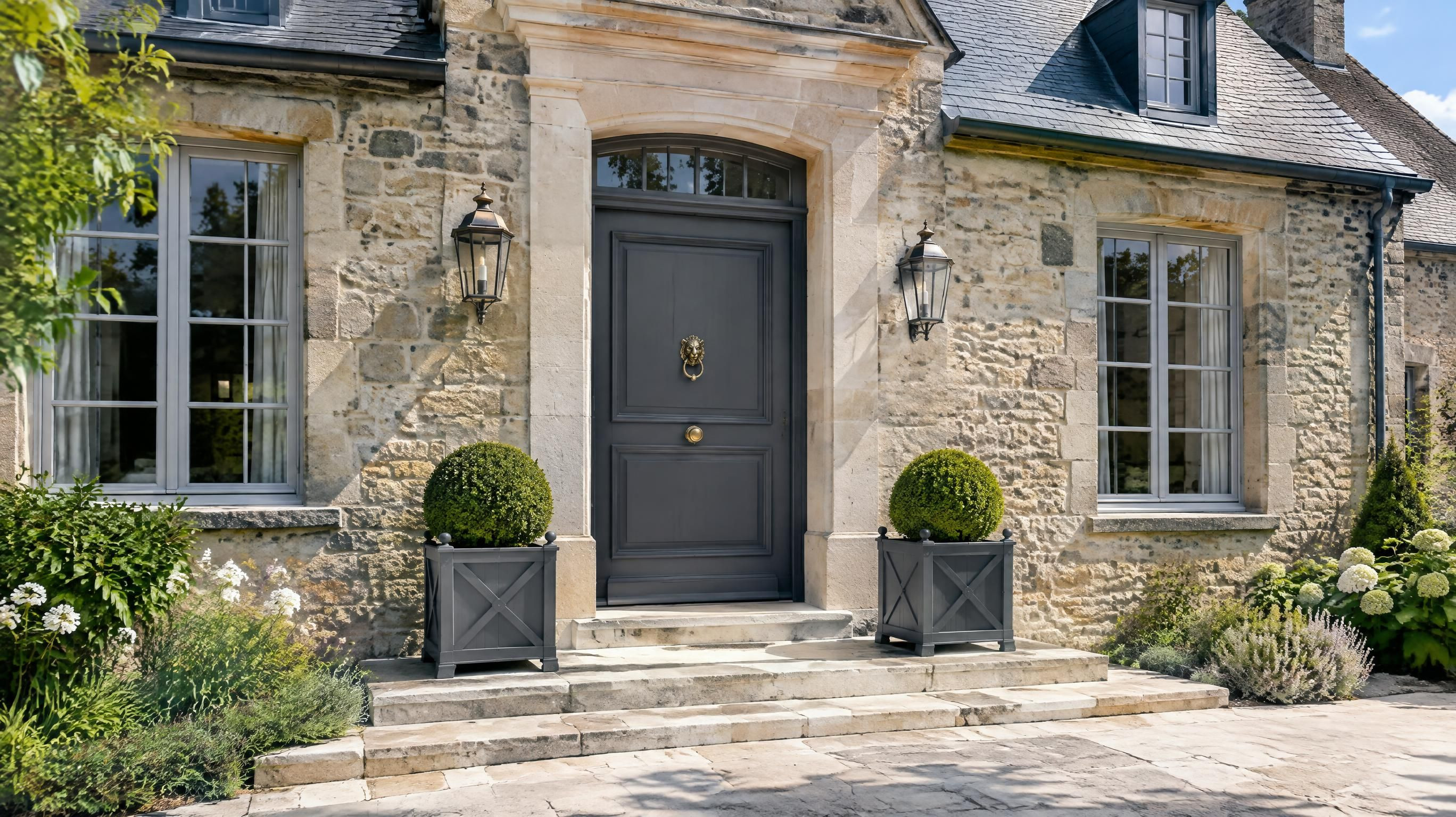 Entrée de caractère en pierre de Mayenne conciergerie haut de gamme location courte durée