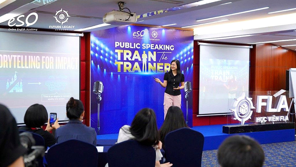Ms. Dung Le trên sân khấu Public Speaking
