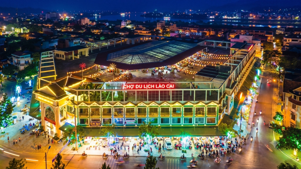 ÁNH SÁNG KINH TẾ ĐÊM - BIỂN HIỆU NEON RỰC SÁNG GÓC TRỜI