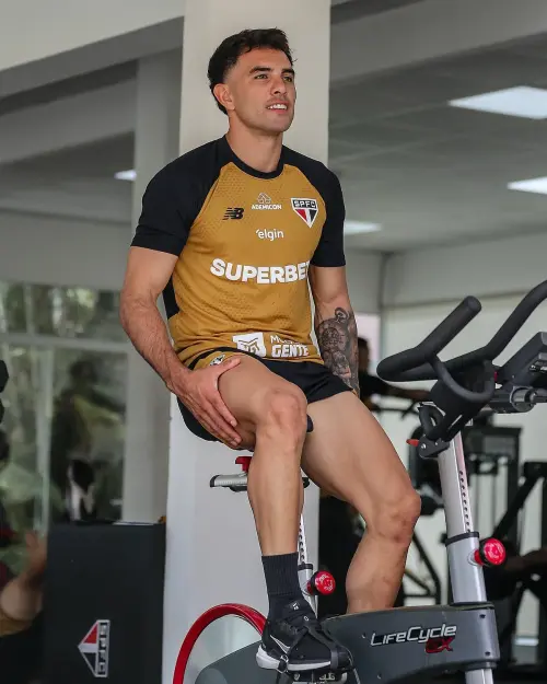 Futuro indefinido: Enzo Díaz segue treinando separado no São Paulo
