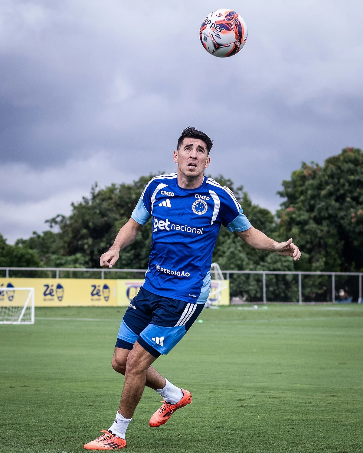 Futuro de Villalba em xeque: Cruzeiro busca definição enquanto zagueiro atrai interesse da Argentina