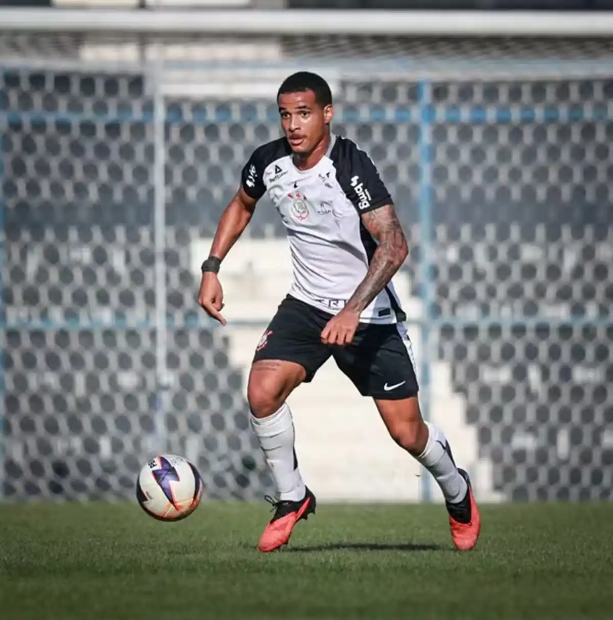 Com três transfer bans ativos, Corinthians mapeia seis joias da base para Diniz