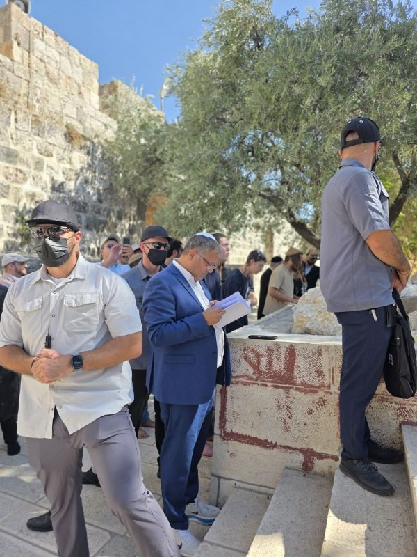 وزير الأمن القومي في حكومة الاحتلال المتطرف إيتمار بن غفير يقتحم المسجد الأقصى المبارك، تحت حراسة أمنية مشددة من شرطة الاحتلال، ويؤدي طقوسًا تلمودية ف...