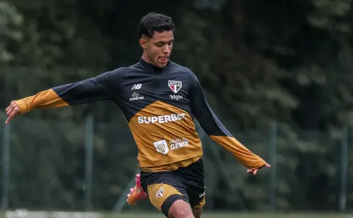 Dorival Júnior revela conversa séria e exige evolução de Ryan Francisco