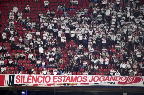 Torcida do São Paulo fica em silêncio por minutos durante jogo em forma de protesto a declarações polêmicas