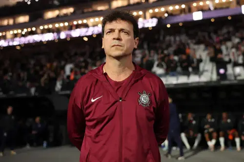 Corinthians enfrenta o Fluminense em busca de sair de crise e sofre com diversos desfalques