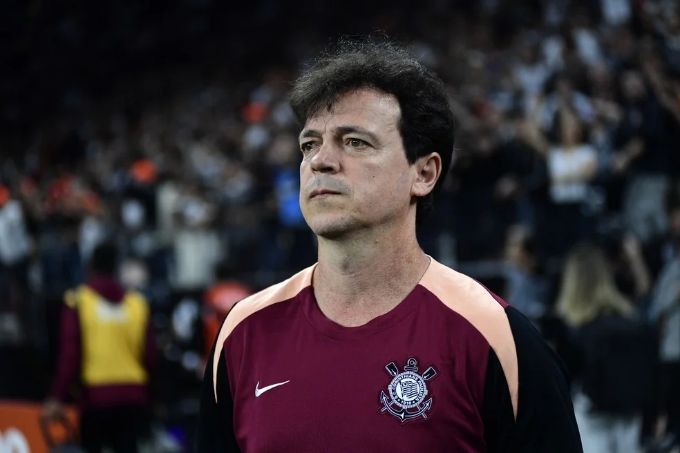 Fernando Diniz permanece no Corinthians e aposta em recuperação após protestos da torcida