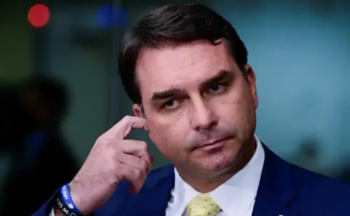 Coligação de Lula exige inelegibilidade de Flávio Bolsonaro por máfia de "collabs" e propaganda ilegal