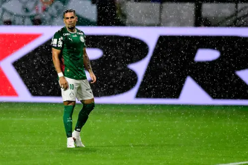 Paulinho perde pênalti, mas recebe apoio de Abel Ferreira