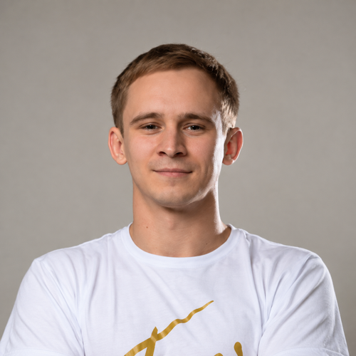 Млад мъж със златист акцент.png