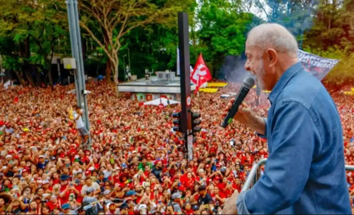 TIRO NO PÉ: Tentativa de censura da extrema-direita faz canal de Lula explodir nas redes
