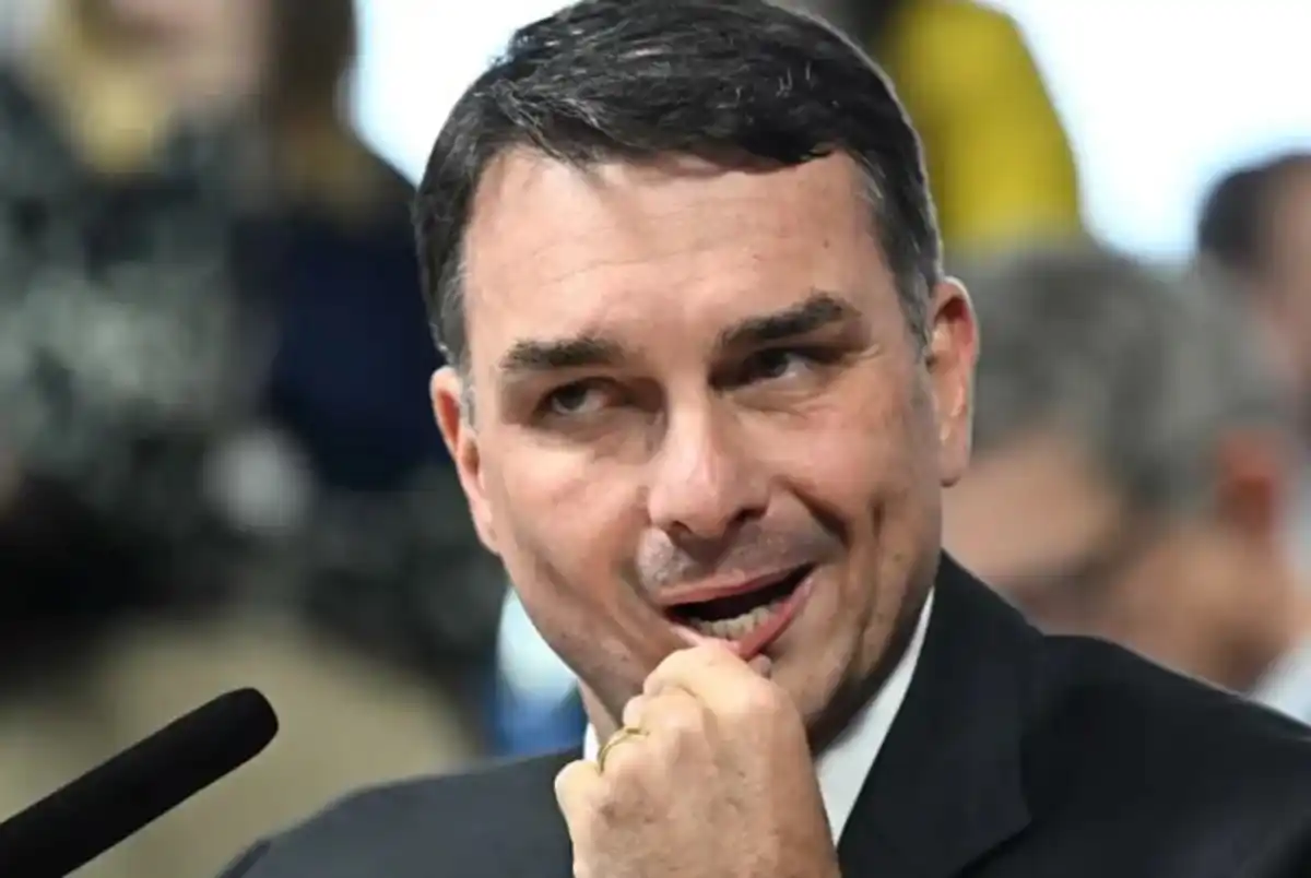 ESCÂNDALO DAS MILÍCIAS: Flávio Bolsonaro atropela democracia e domina 86% dos currais eleitorais no Rio