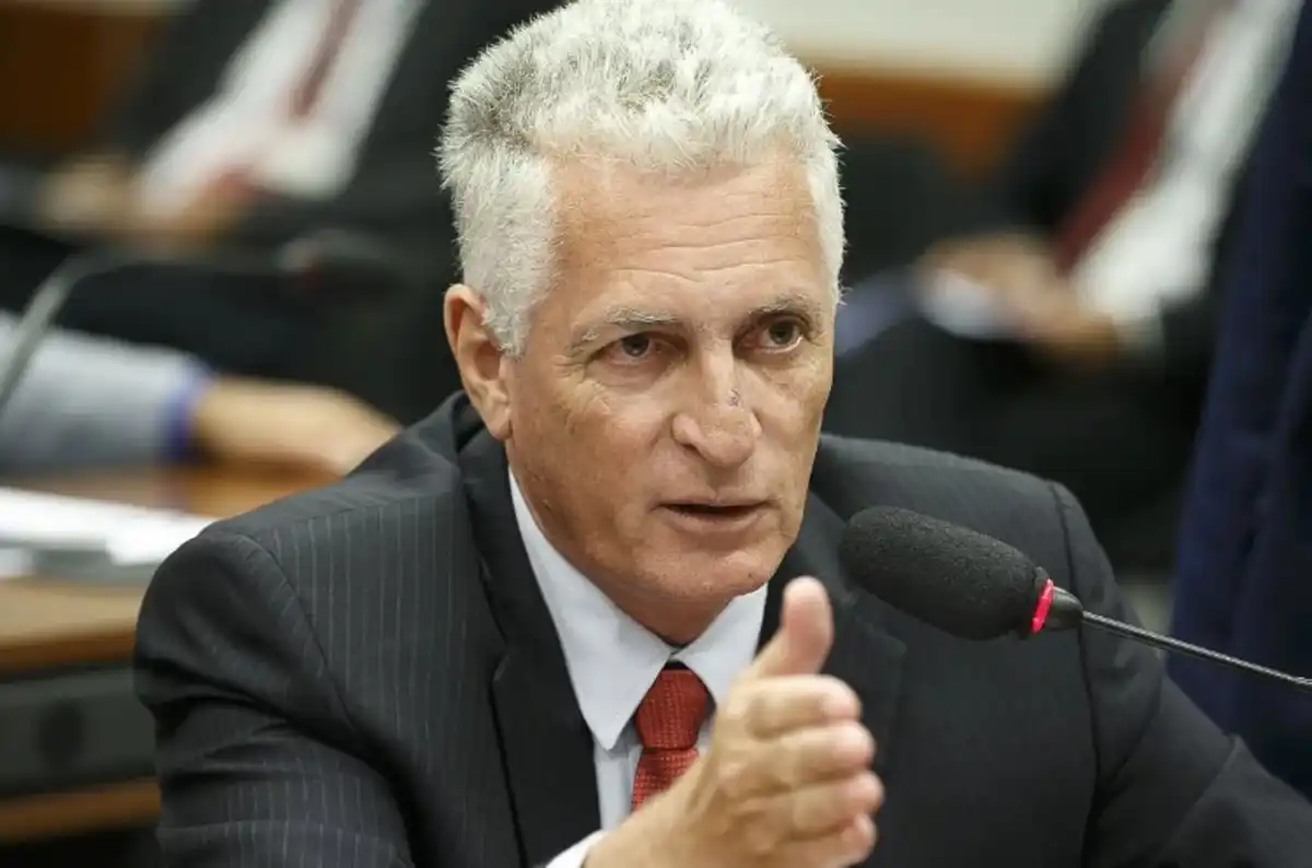 "Censura bolsonarista": Rogério Correia critica decisão de Nunes Marques que suspendeu canal com 3 milhões de apoiadores de Lula