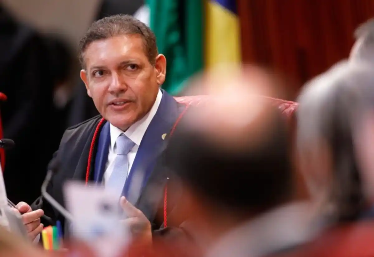Crise no TSE: ministros acusam Nunes Marques de usurpar competência para blindar Flávio Bolsonaro