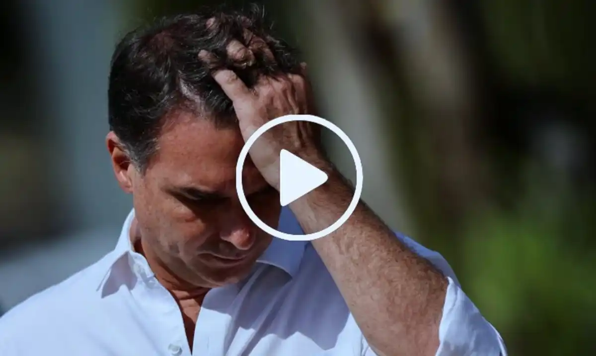 Fiasco na TV: propaganda de Flávio Bolsonaro fica sem som no feriado e atrai vaias no segundo turno