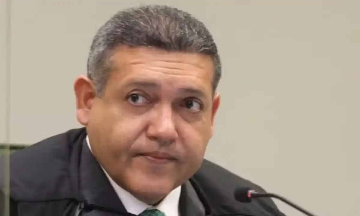 Nunes Marques blinda Flávio Bolsonaro e suspende propaganda sobre esquema do Banco Master