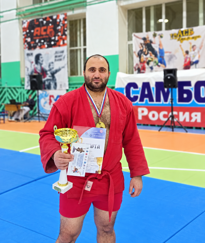 Самбо чемпион с кубком и дипломами.png
