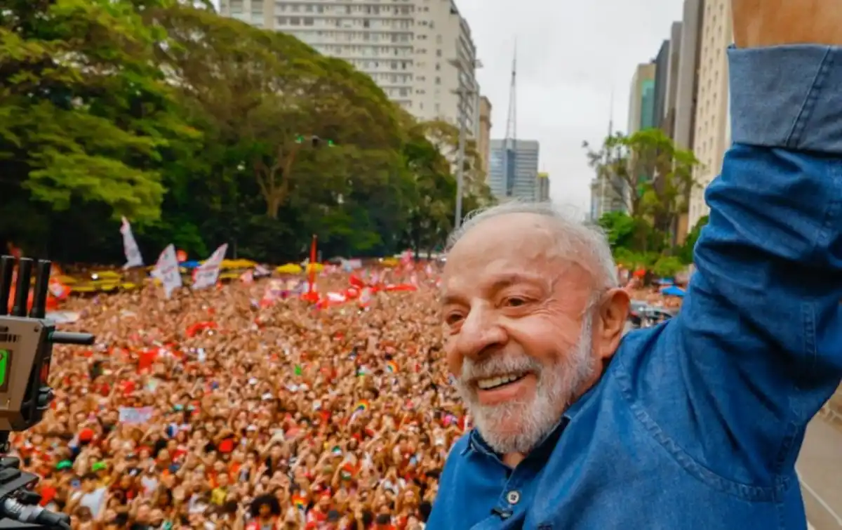 Desespero bolsonarista: canal oficial de Flávio no WhatsApp usa vídeo do Chile para atacar ato pró-Lula na Paulista