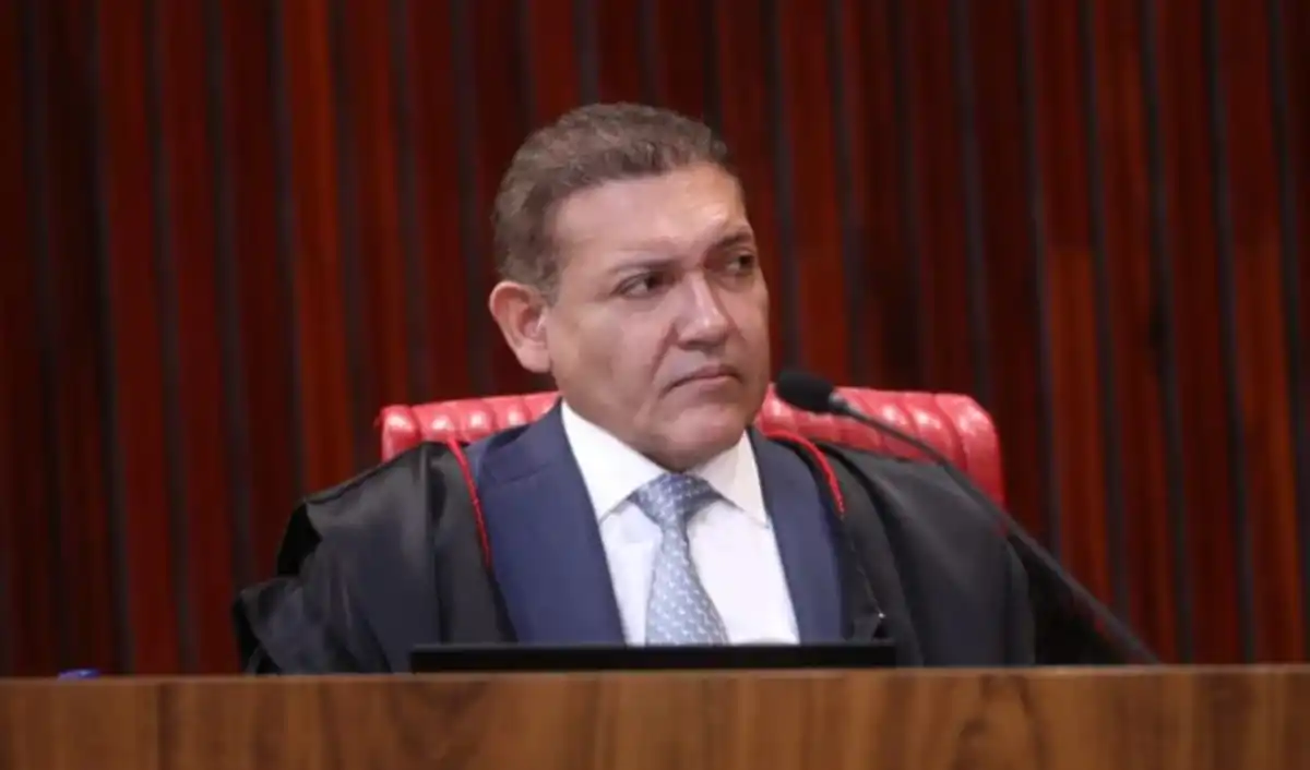 Ministros do TSE e do STF reagem contra Nunes Marques por atropelar a Corte para proteger Flávio Bolsonaro