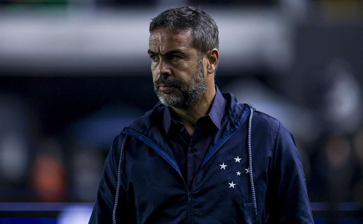 Artur Jorge se envolve em polêmica com torcedores e expõe fragilidade emocional do Cruzeiro