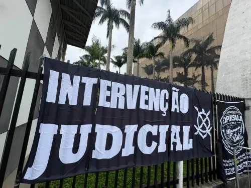 Protesto no Parque São Jorge: torcedores pedem intervenção judicial no clube
