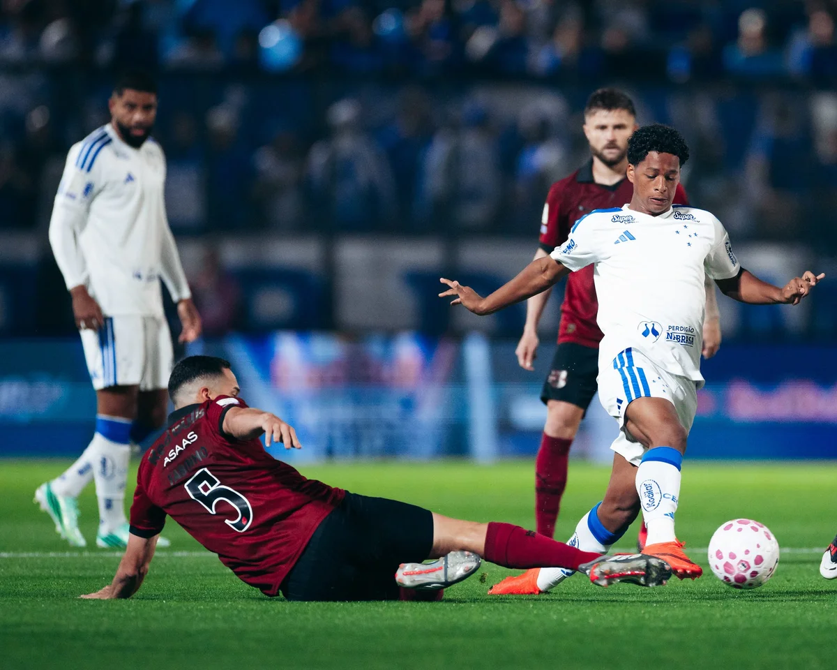 Defesa vulnerável e oscilações: Cruzeiro amarga derrota de 4 a 2 para o Bragantino em jogo decisivo