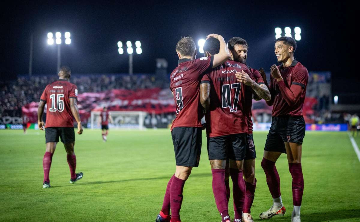 Bragantino despacha Cruzeiro com goleada de 4 a 2 e ascende na tabela do Brasileirão