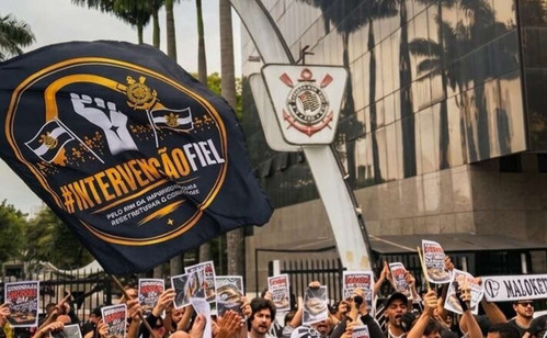 Protestos ganham força enquanto equipe após oitava derrota consecutiva
