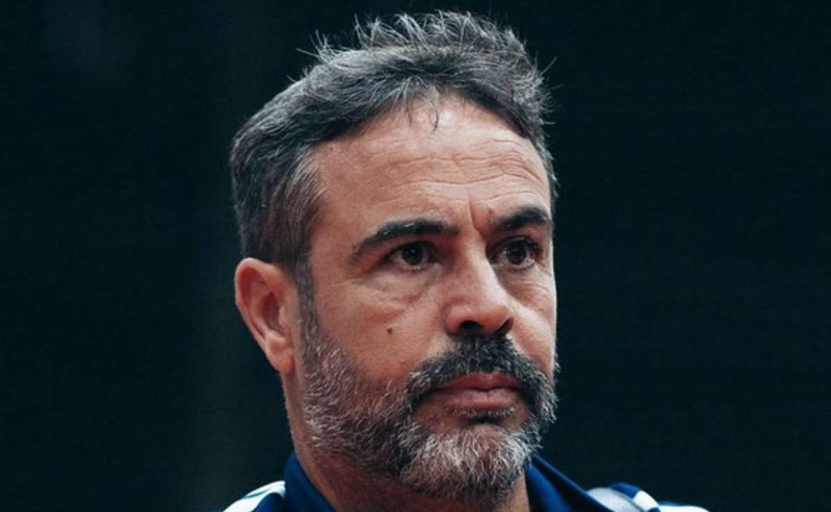 Artur Jorge denuncia xenofobia em estádio e clama por respeito nas arquibancadas do futebol brasileiro