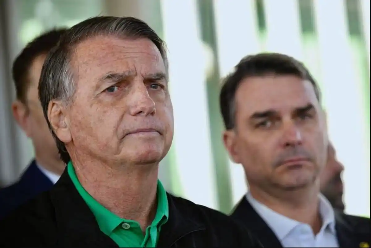 Flávio Bolsonaro visita Jair Bolsonaro sob forte vigilância e proibição de manifestos na eleição
