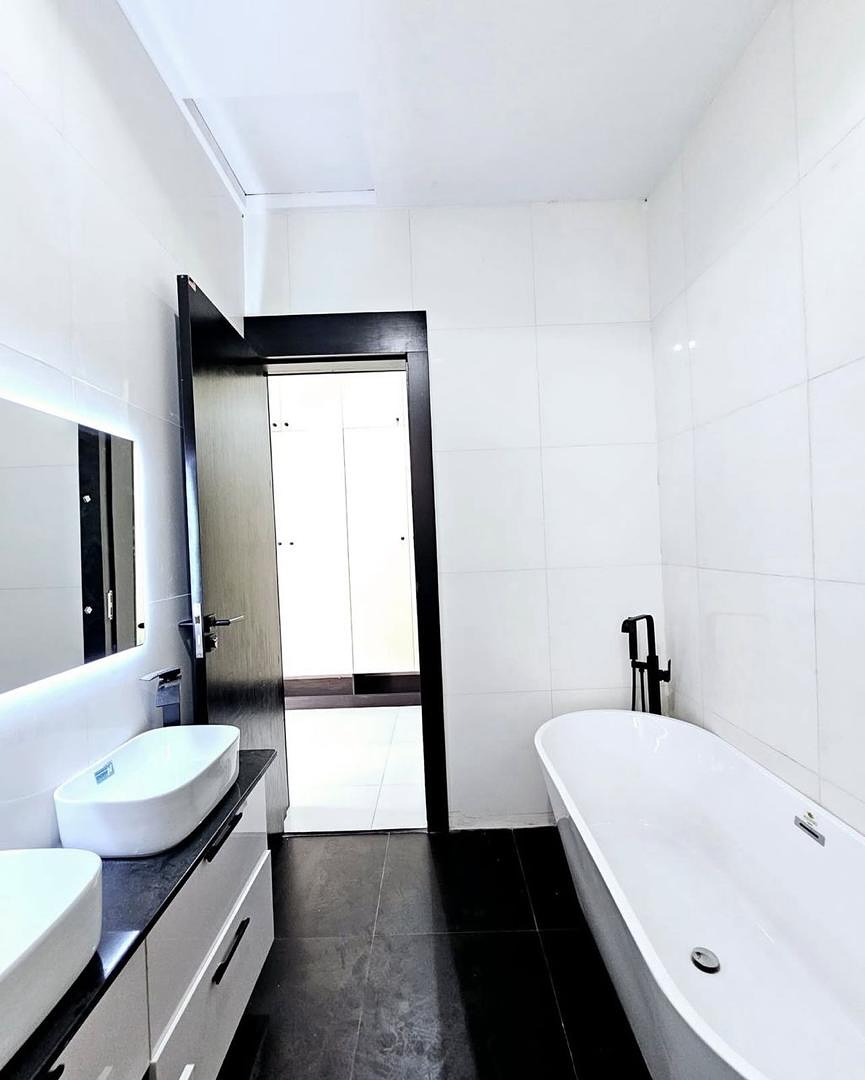 Luxury 5-Bedroom Smart Home - En-suite bathroom view 7