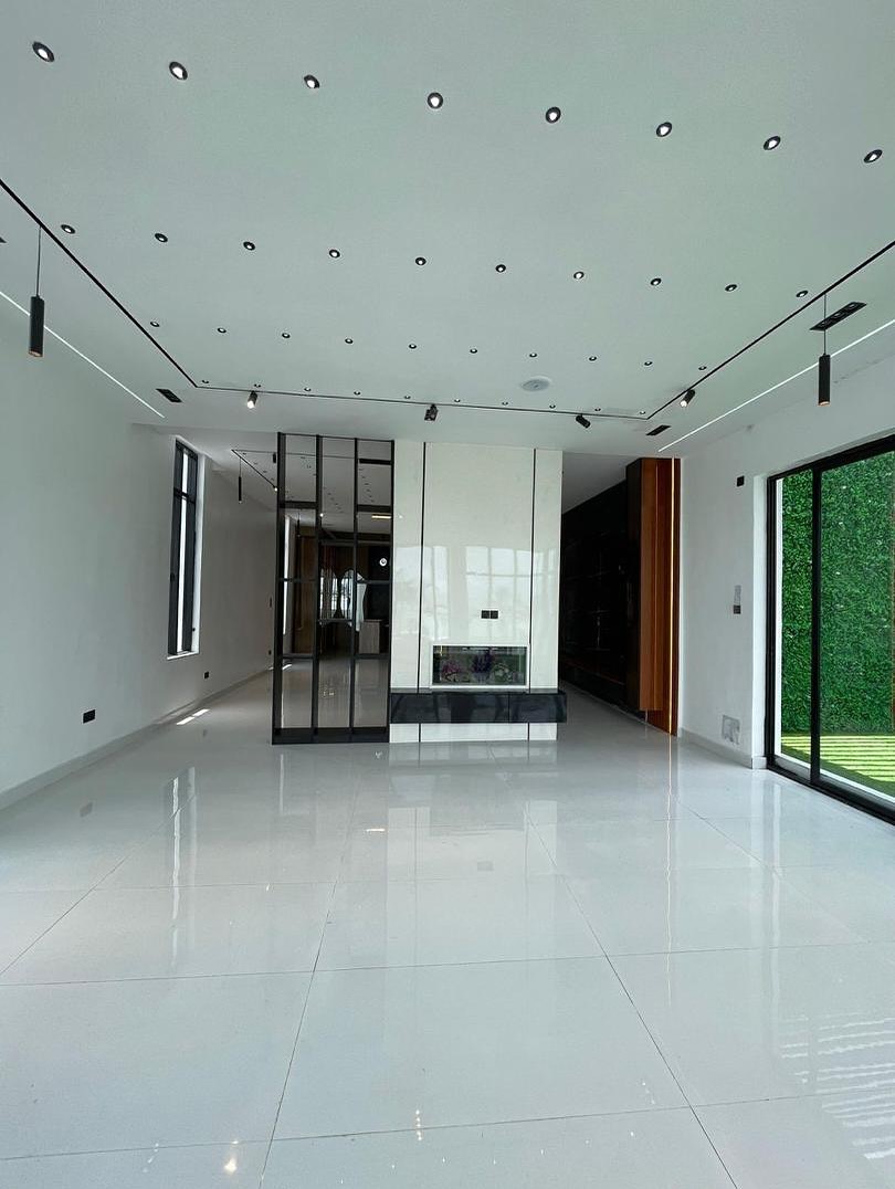 Luxury 6-Bedroom Contemporary Home - Contemporary fitted kitchen view 5