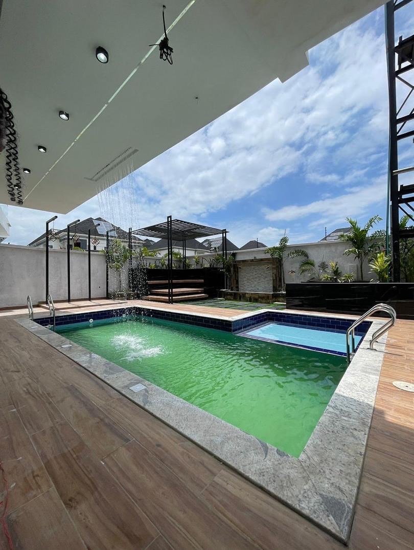 Luxury 6-Bedroom Contemporary Home - Walk-in closet view 14