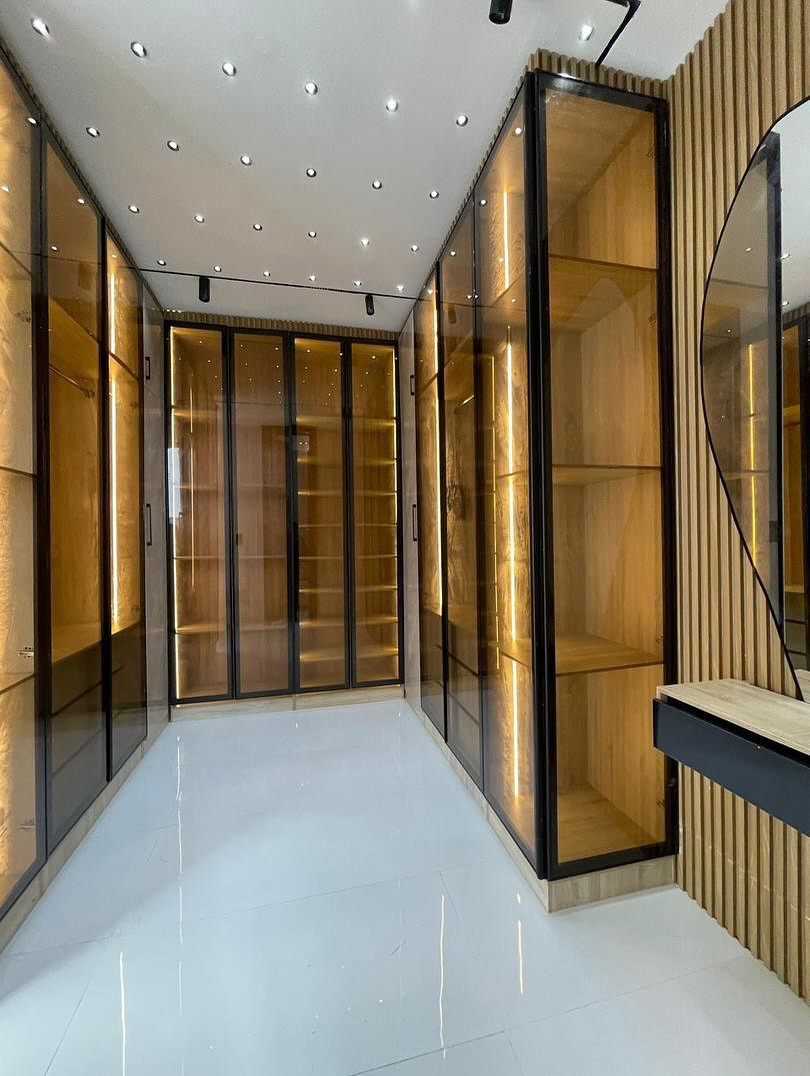 Luxury 6-Bedroom Contemporary Home - Guest suite view 15