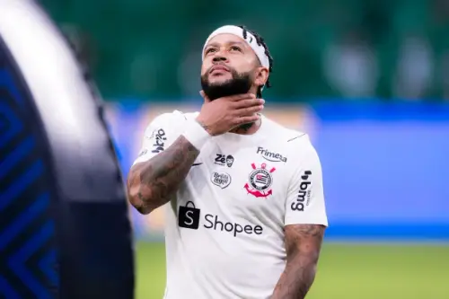 Postura de Memphis Depay gera incômodo no elenco do Corinthians