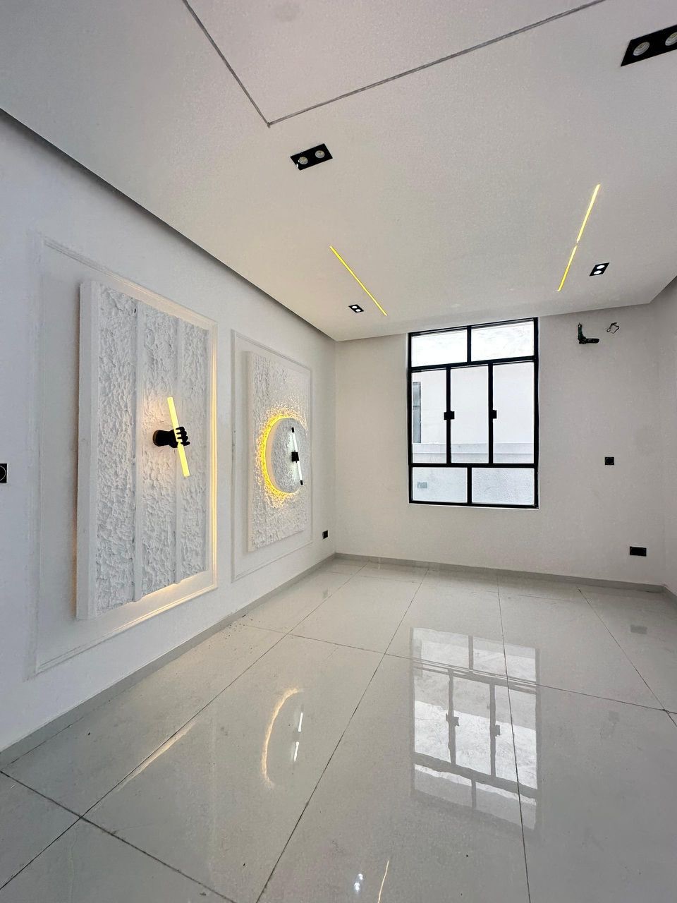 Luxury 5-Bedroom Fully Detached Residence - Gate and security features view 19