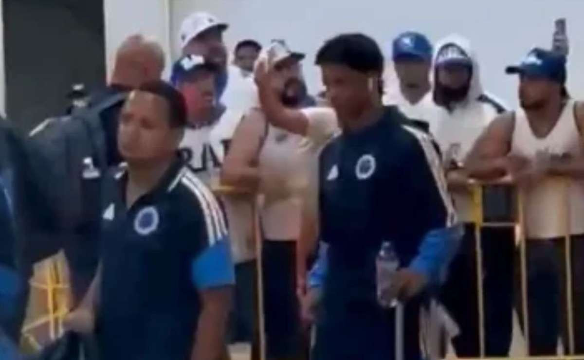 Protestos no aeroporto marcam chegada do Cruzeiro após vexame contra o Bragantino