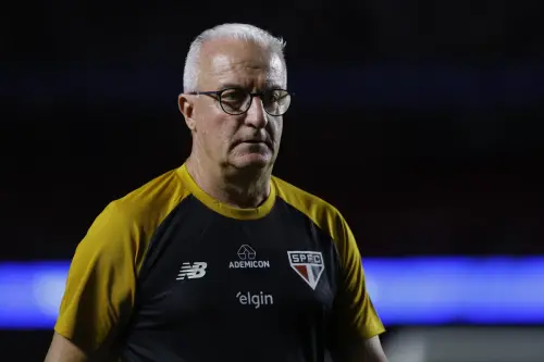 Dorival detona gramados do CT e alerta para possíveis lesões