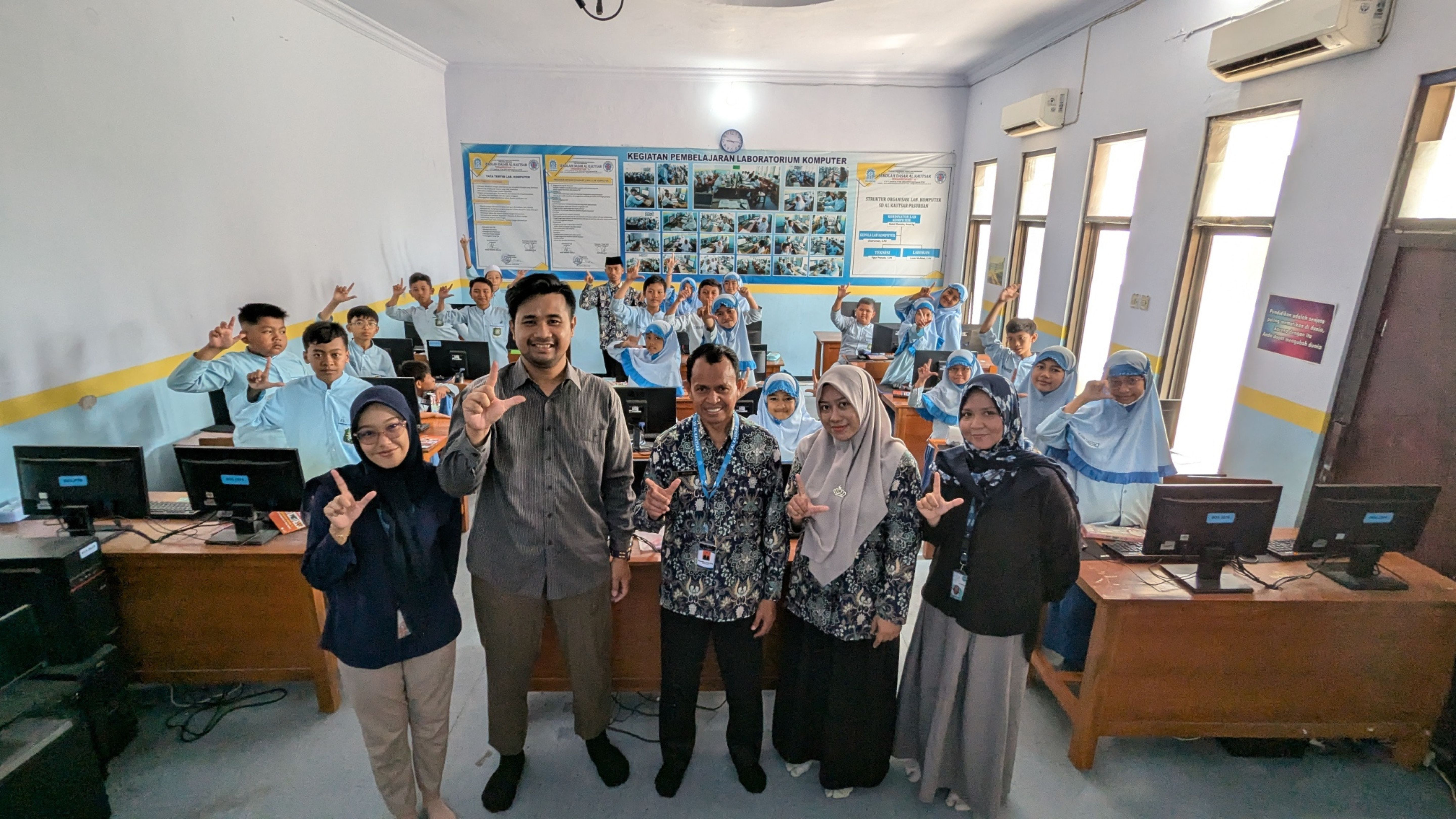 Children learning digital safety together in a school session