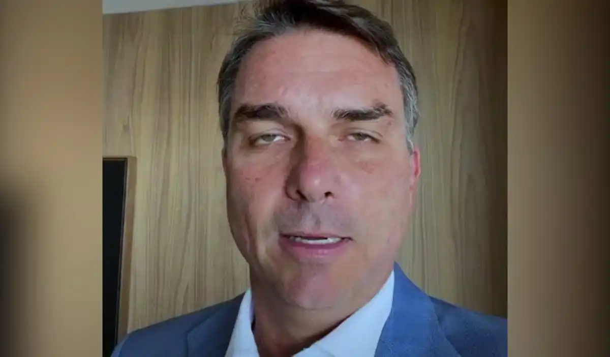Flávio Bolsonaro AMARELA E FOGE DO DEBATE contra o presidente Lula na TV Bandeirantes