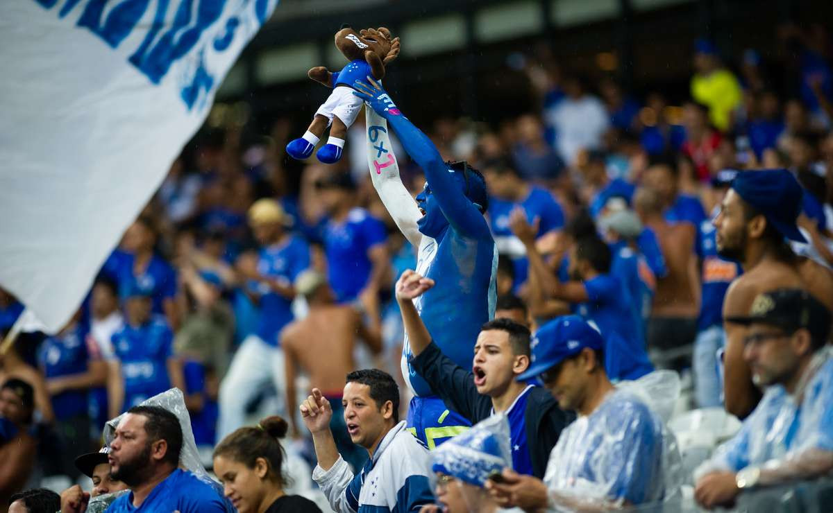 Violência no aeroporto: protesto da torcida do Cruzeiro expõe crise emocional antes do duelo contra o Grêmio