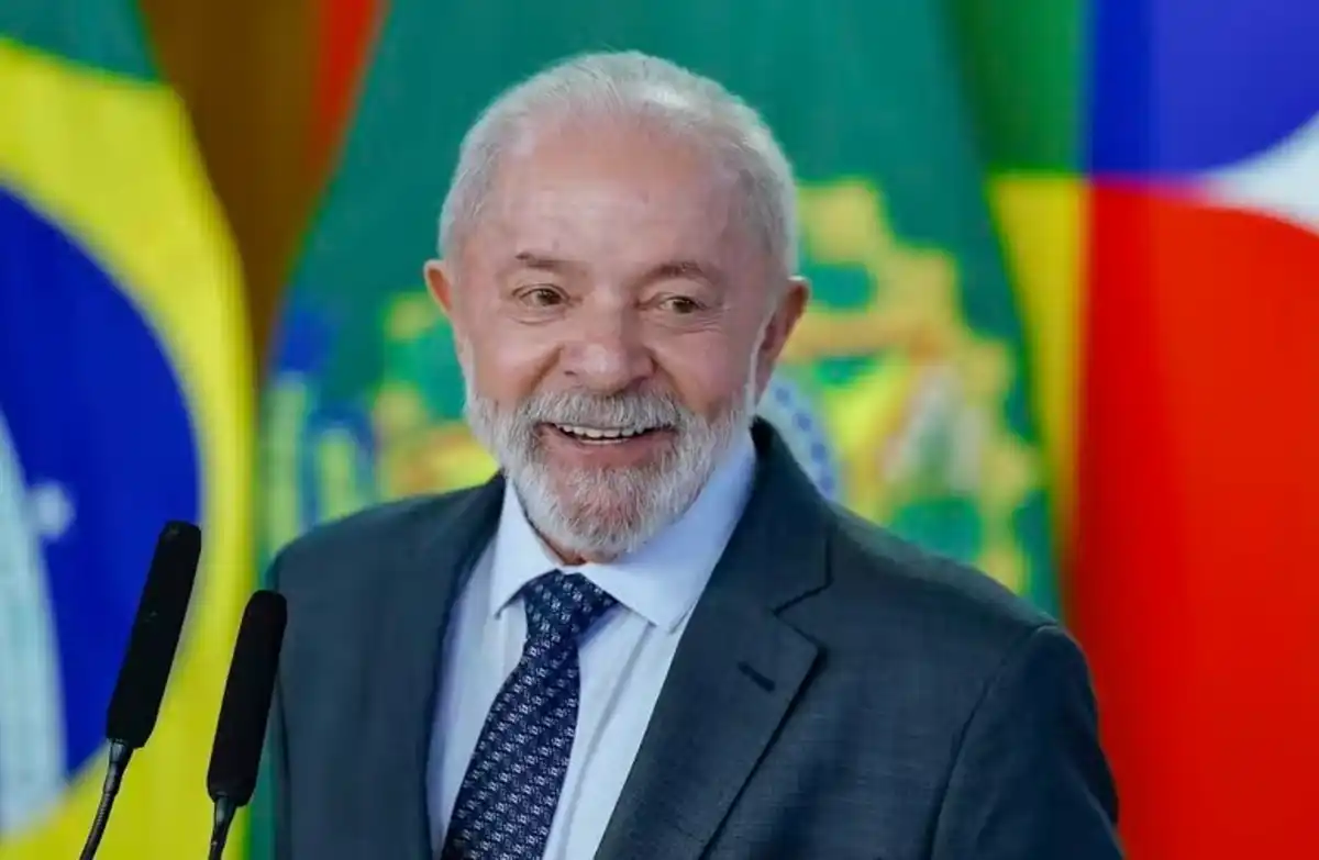 Lula ironiza recuo de Flávio Bolsonaro sobre o fim da escala 6x1 e celebra vitória do povo