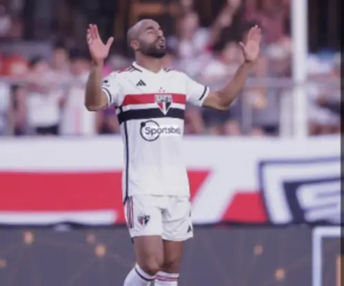 Lucas Moura emociona em preleção antes da vitória do São Paulo sobre o Vitória; veja o vídeo