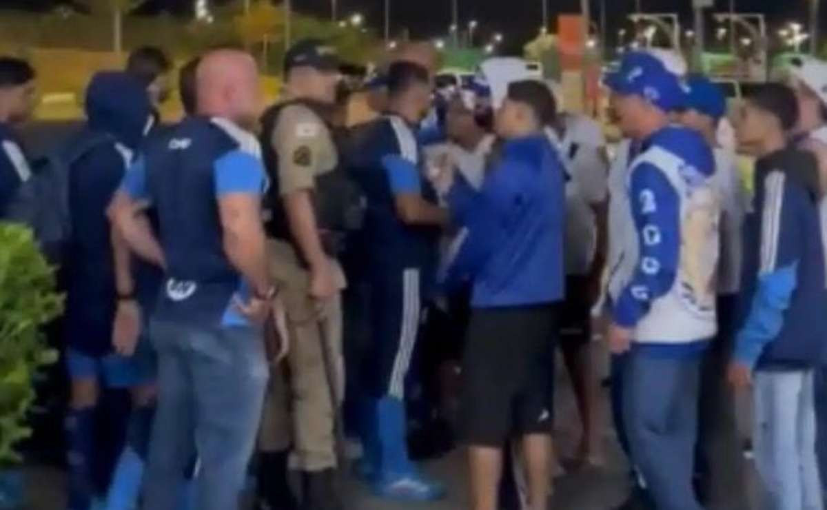 Após derrota amarga, Cruzeiro enfrenta protestos e pressão da torcida por vaga na Libertadores