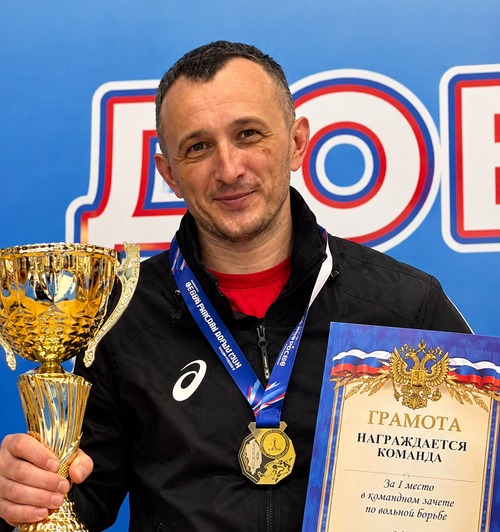 Спортсмен с кубком и грамотой.png