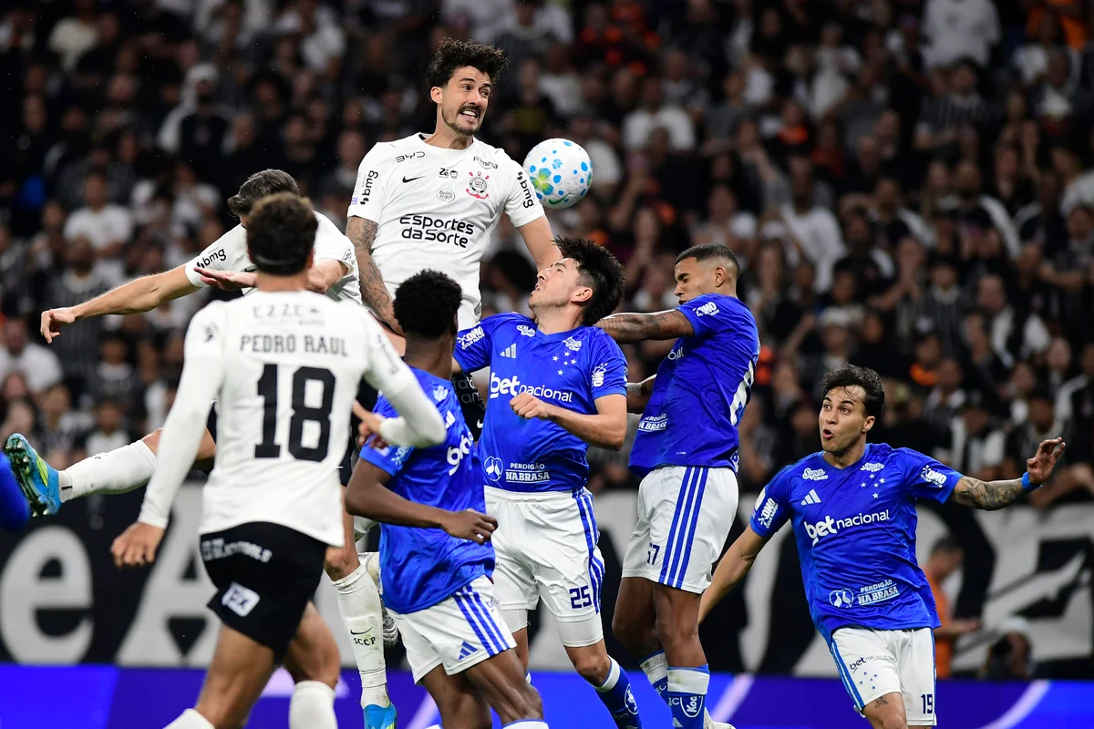 Um terço dos gols sofridos: vulnerabilidade do Cruzeiro em bolas paradas gera preocupação defensiva