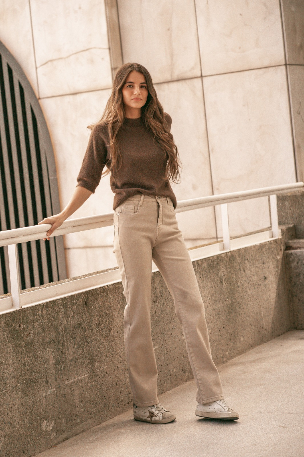 Modelo con vaquero ÜTOPYA beige