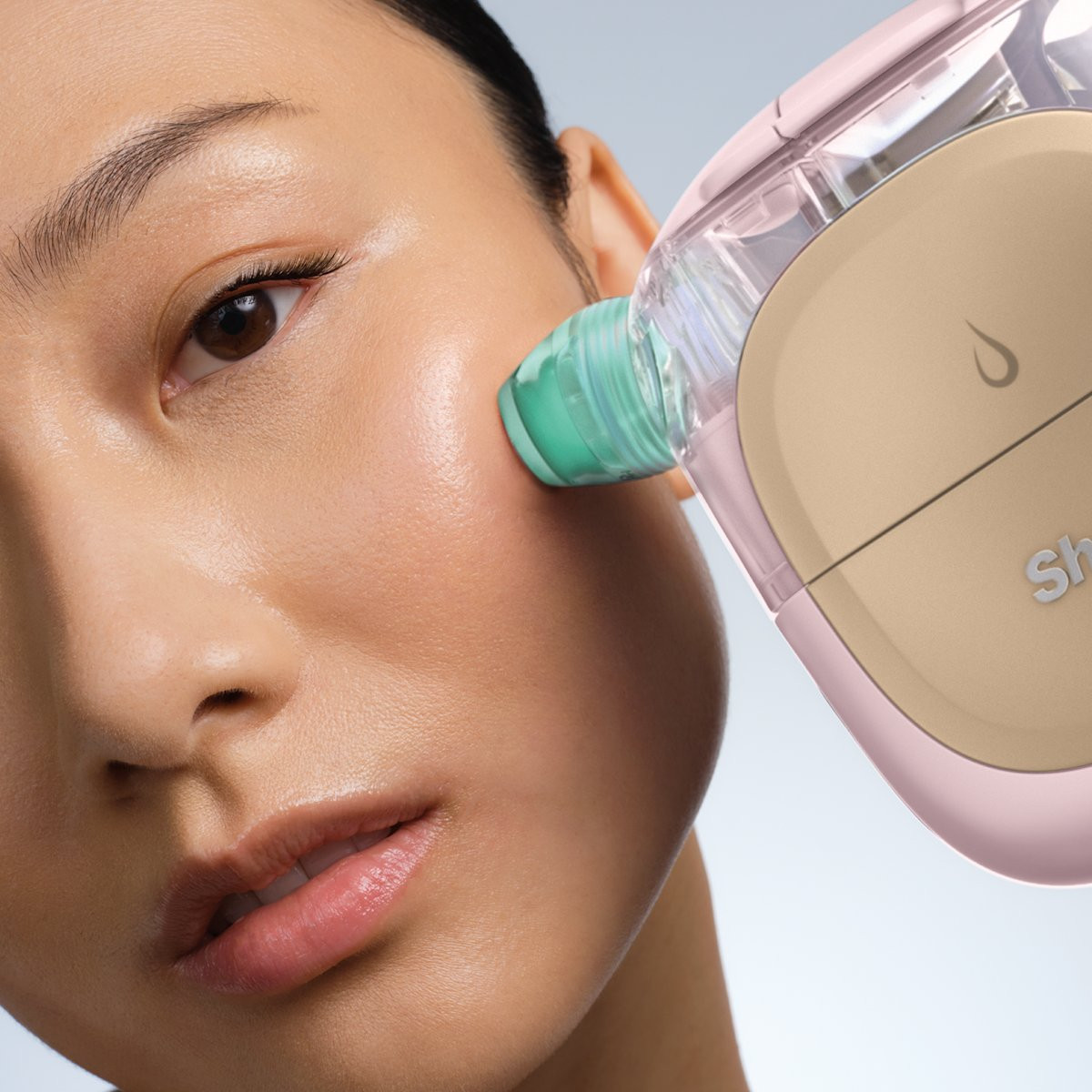 Shark FacialPro Glow Rosa en uso